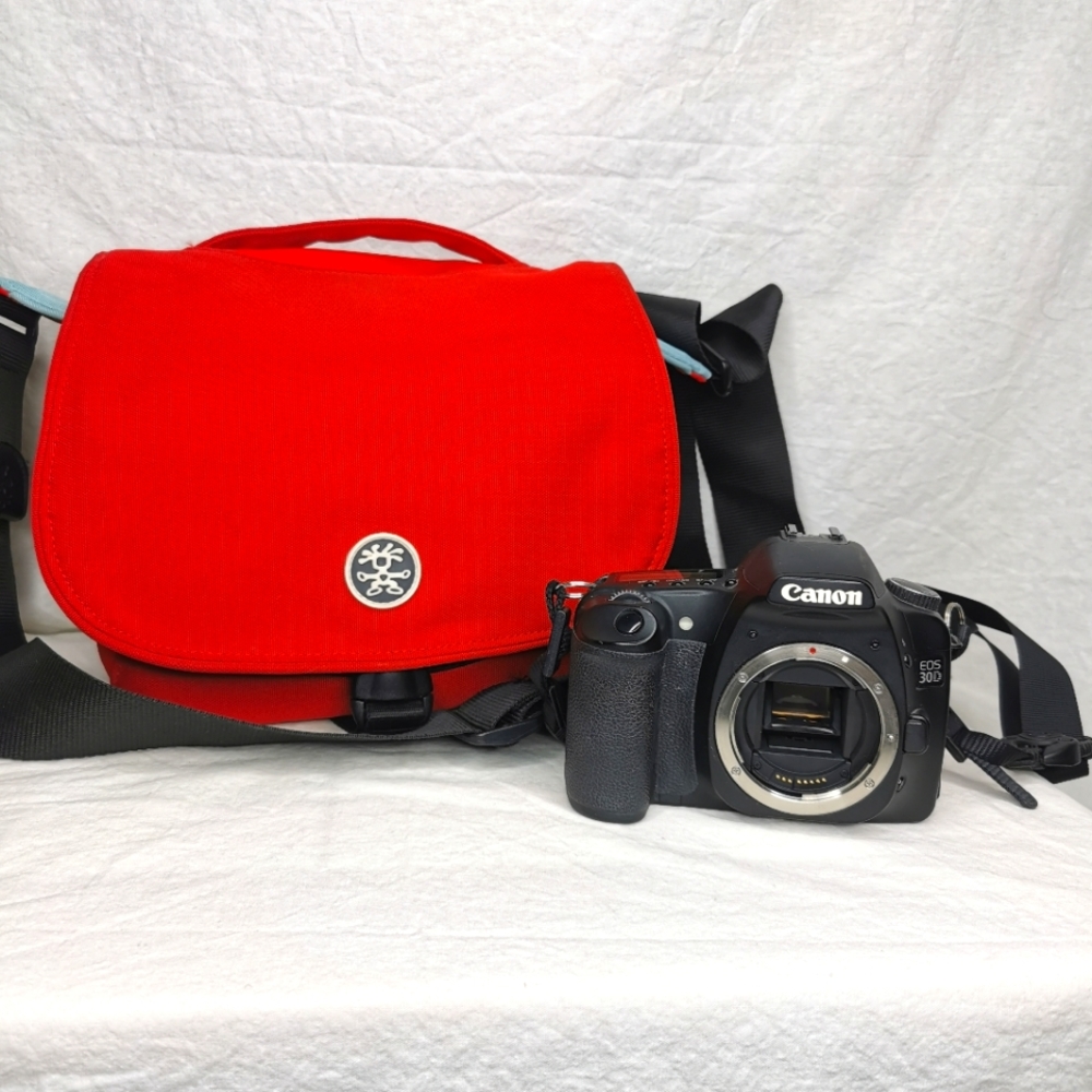 Canon EOS 30D digital SLR camera w/ case & cleaning tool